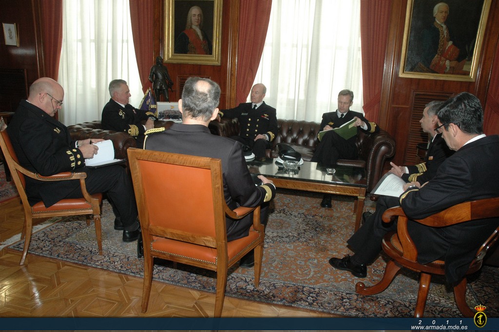 Ambos almirantes han mantenido una entrevista de trabajo en el despacho del almirante general Rebollo García